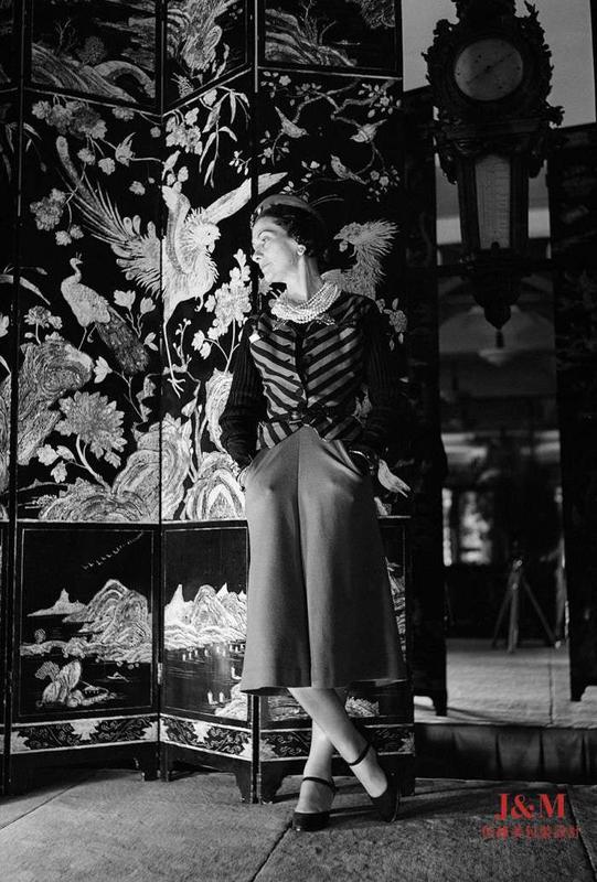 香奈儿女士在东方乌木漆面屏风前，摄于1937年.jpg